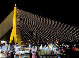 Bangkok: Luxury White Dinner Cruise Free Flow Beer and Wine side 1