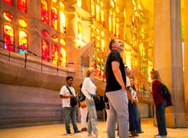 Barcelona: Sagrada Familia Priority Access Guided Tour side 1