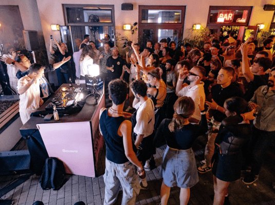 Berlin: Pub Crawl with Shots and VIP Club Entry