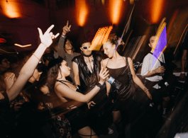 Berlin: Pub Crawl with Shots and VIP Club Entry side 2