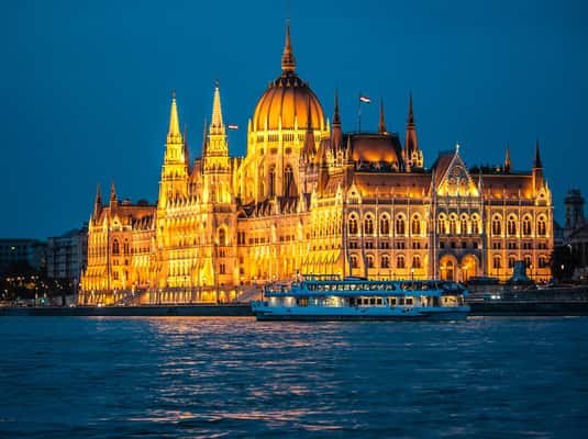 Budapest: By Night Sightseeing Cruise with Welcome Drink