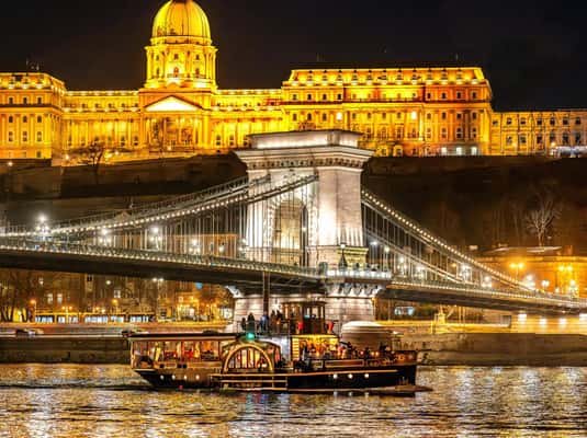 Budapest: Historic Cruise with Welcome Drink
