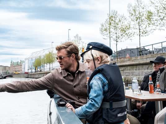 Copenhagen: Electric Canal Tour with Guide and Hot Drink