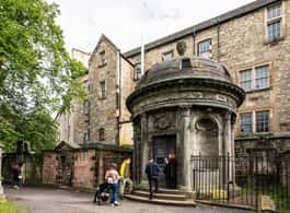 Edinburgh: Haunted Underground Vaults and Graveyard Tour side 2