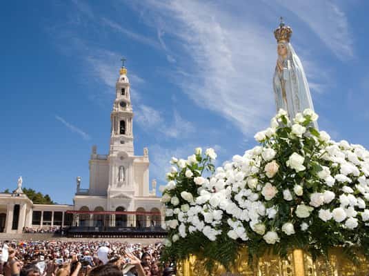 From Lisbon: Fátima, Nazaré, Batalha, & Óbidos Tour
