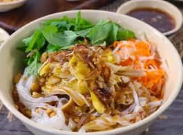 Hanoi: Guided Food Tour with Train Street Visit side 1