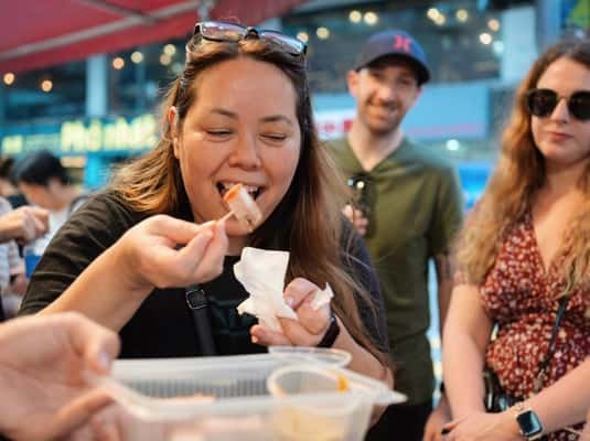Hong Kong: Street Food Tour with Locals - Dim Sum & Tea