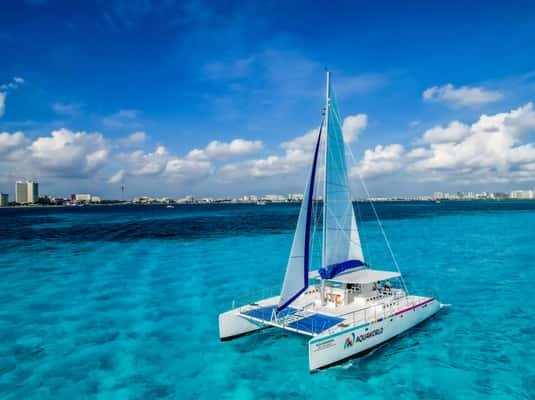 Isla Mujeres: Catamaran with Open Bar, Snorkeling and Lunch